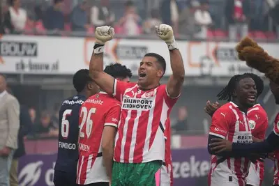 Keeper Benitez zwaait PSV uit met een dankbare boodschap