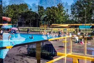Heel weekend feest voor jubilerend Openluchtzwembad De Dolfijn