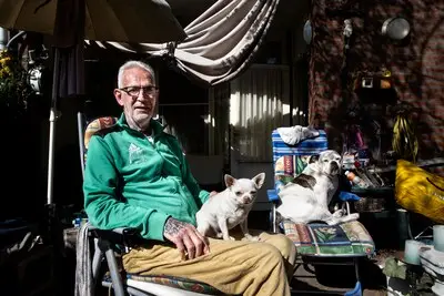 Geldropse drugsverslaafde Theo Brok is dakloos en waait uit op het strand; ‘Eindelijk geen stress’