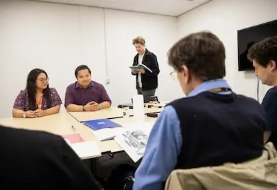 Steeds meer bedrijven helpen expats met taalles: ‘Gesprekken in Nederlands zijn levendiger’