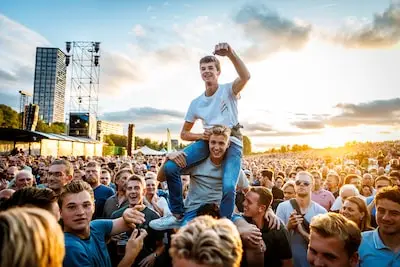 Van rocklegendes tot dansvloerdiva’s: Spoorpark Live is groot in een klein park