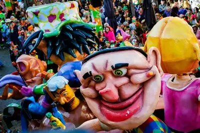 Hoge cijfers voor Tilburgs carnaval, alleen dat wildplassen: 55 boetes à 170 euro uitgedeeld