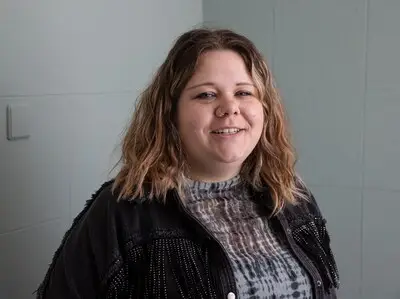 Kimmy (27) wordt al bijna haar hele leven geplaagd door haar gedachten: ‘Ik voel me vaak alsof ik een kater heb, maar dan zonder de alcohol’