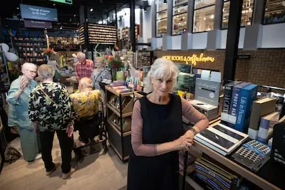 Anja wil na vijftig jaar in het boekenvak nog niet stoppen: ‘We doen hier zoveel kennis op die we ook weer mogen doorgeven’
