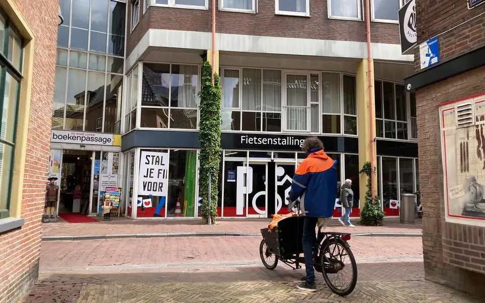 Redding voor bewaakte fietsenstalling in Leeuwarden: gemeenteraad betaalt dit met hogere parkeertarieven voor auto’s