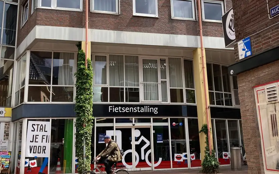 Oproep winkeliers, wijkpanel en horeca in Leeuwarden: ‘Sluit bewaakte fietsenstalling Sint Jacobsstraat niet’