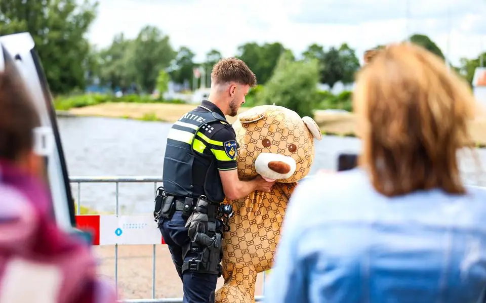 Knuffeldieven bij gedenkplaats Jeffrey en Emma in Winschoten hebben spijt. ‘Ze wisten het niet’