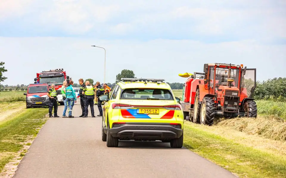 Man overleden bij beknelling in balenpers bij Oosterzee