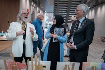 Posters, talkshows voor jongeren en rollende raadsleden: zo probeert Tilburg inwoners meer bij de politiek te betrekken