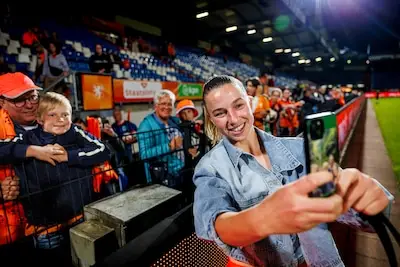 Jackie Groenen ziet talloze bekenden tijdens interland in ‘haar’ Tilburg: ‘Familie, mijn oude judo-groep en vriendinnetjes’