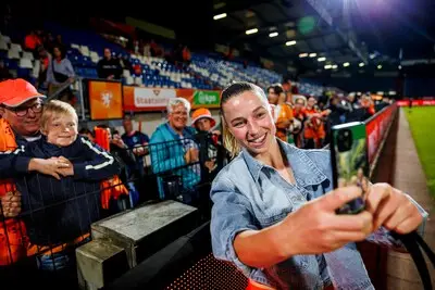 Jackie Groenen komt met de Oranje Leeuwinnen thuis in haar Tilburg: ‘Heel Riel zat op de tribune’