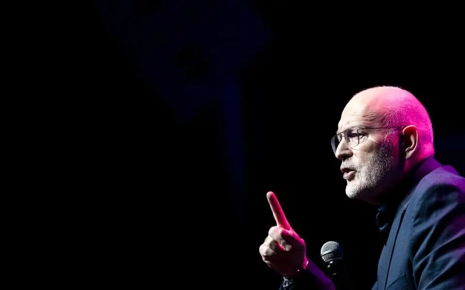 Waarom er zoveel weerstand tegen Frans Timmermans van GroenLinks-PvdA is: ‘Voor rechtse populisten is hij het kwaad’