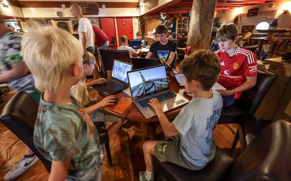 Jongeren maken Hindeloopen na in Minecraft. ‘Hee, er staat een huis in de fik’