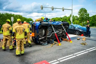 Weg dicht na flink ongeluk in Alphen: twee gewonden, grote verkeerschaos