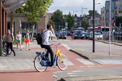 Fietsers in Eindhoven 128 keer gesnapt met telefoon aan het oor: minder vaak dan in vergelijkbare gemeenten