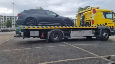 Lamborghini’s en Ferrari’s op naam van Helmondse autohandelaar (45): politie neemt miljoenen aan voertuigen in beslag