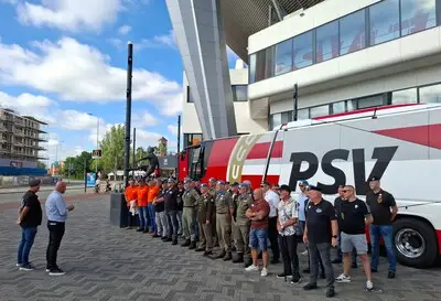 Eerbetoon aan veteranen bij PSV, dat de spelersbus ter beschikking stelt