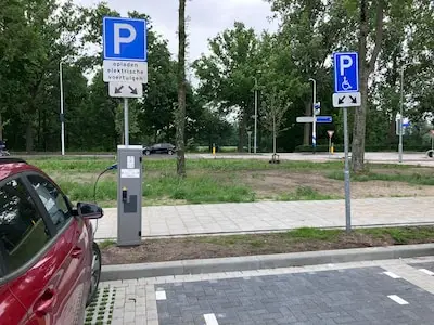 Bordjes zaaien verwarring op parkeerterrein Coolenlaan: wie mag hier nou eigenlijk staan?