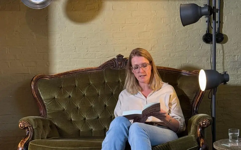 LC-redactie leest avondje non-stop voor in dBieb Leeuwarden: spanning, slappe lach en stille trance