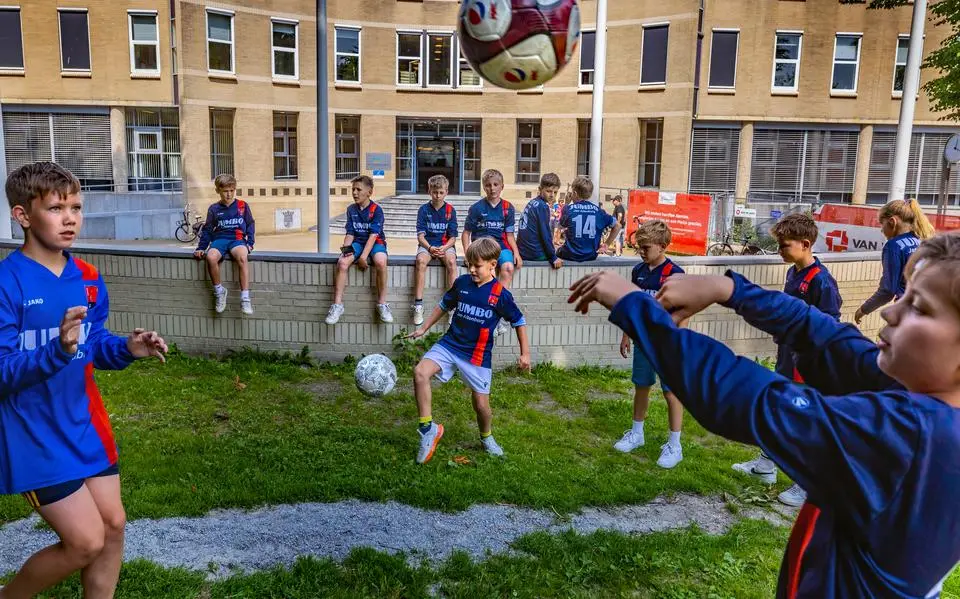 Hooghouden voor het gemeentehuis. Hidde (11) en zijn RVLC-vrienden willen nieuw sportpark in Sint Nyk: ‘We zijn aan de beurt’
