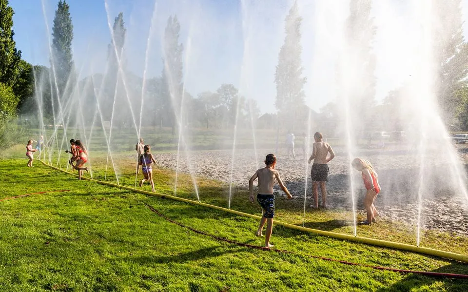 Warm! Zo helpt de brandweer kinderen af te koelen in speeltuin Skipsleat in Joure