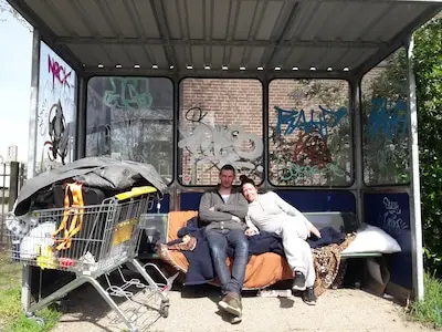 Na zwervend bestaan van bushokje naar onbewoonbaar huis brandt het bootje van Nico en Wendy uit, met dramatische gevolgen