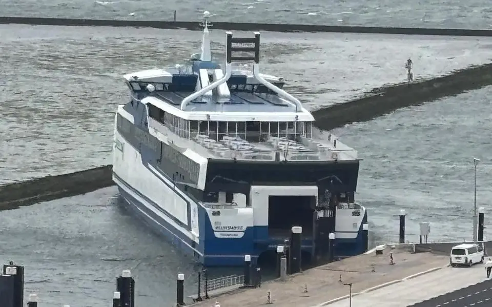 Trossen breken op drukste dag van het jaar: Willem Barentsz ligt dwars in haven Terschelling