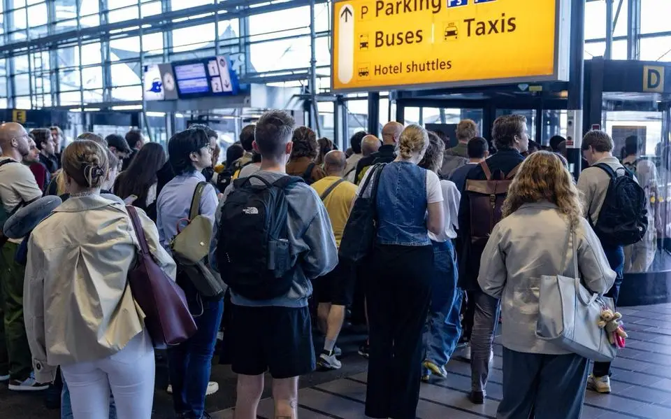 Treinverkeer rond Schiphol tot vanavond plat: Rijkswaterstaat roept op om Randstad te vermijden