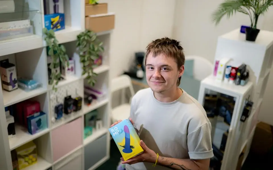 Moos (29) uit Leeuwarden opent seksshop Wild Ones voor mensen die trans of queer zijn. ‘Laten zien dat seks leuk is’