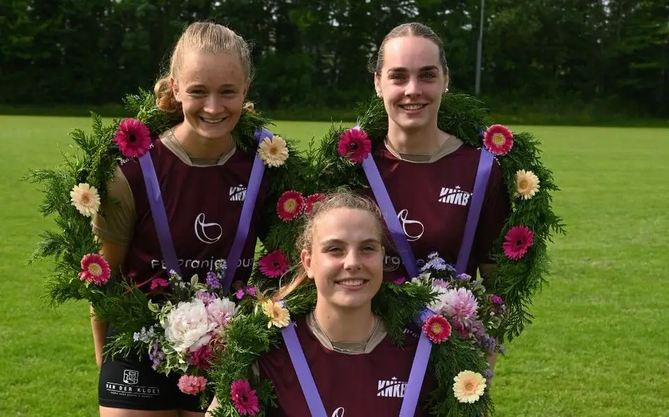 Eerste hoofdklassekransen voor Anna Ennema en Elske van Straaten, twee keer bloemen Iris Oosterbaan
