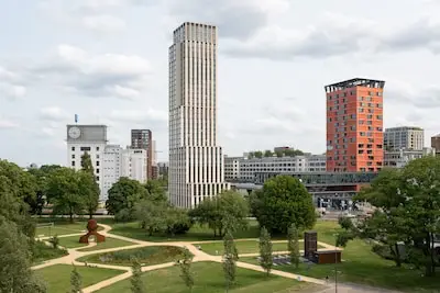 In Eindhoven schiet ene na andere hoge toren de grond uit, maar voor de hoogste moet je nog altijd elders in Brabant zijn