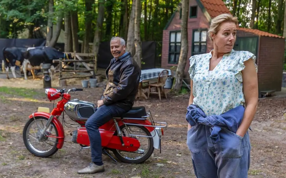 Wytske staat met haar eigen koeien op het toneel. ‘It komt wol tichtby sa’