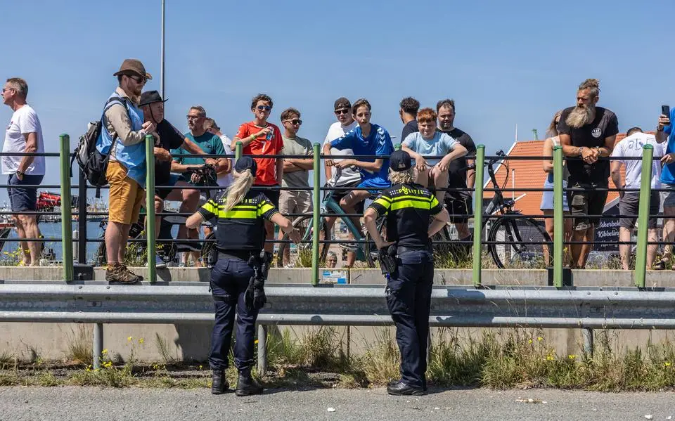 Cameraman van Omrop Fryslân bekogeld met eieren op de Afsluitdijk: ‘It giet my om it sinjaal’