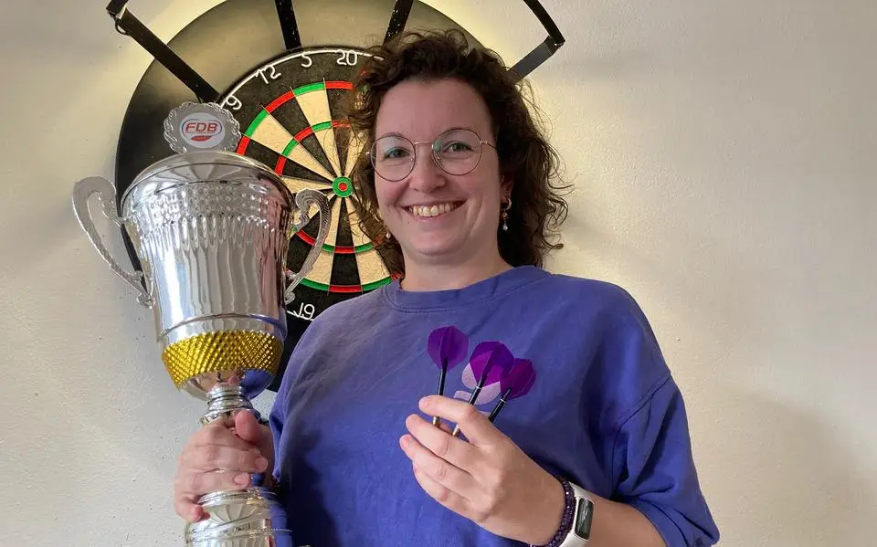 Fries kampioen darten Yvette Hebing: ‘Verbinding zoeken en eenzaamheid tegengaan is belangrijker dan een titel winnen’