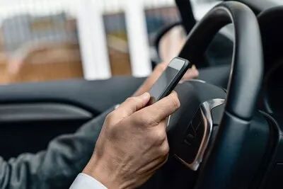 Bestuurders op de bon voor vasthouden telefoon tijdens het rijden