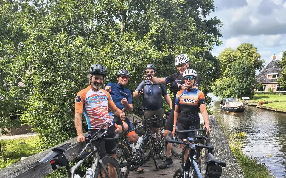 Eltjo (47) voltooit ook fietsdeel van Elfstedentriatlon: ‘Weet niet hoe mijn lichaam op het lopen reageert’