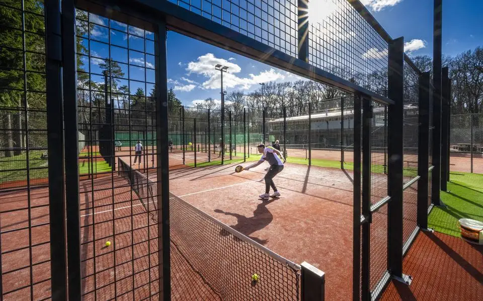 Lemsters vrezen geluids- en parkeeroverlast door nieuwe padelbanen bij Sporthotel Iselmar