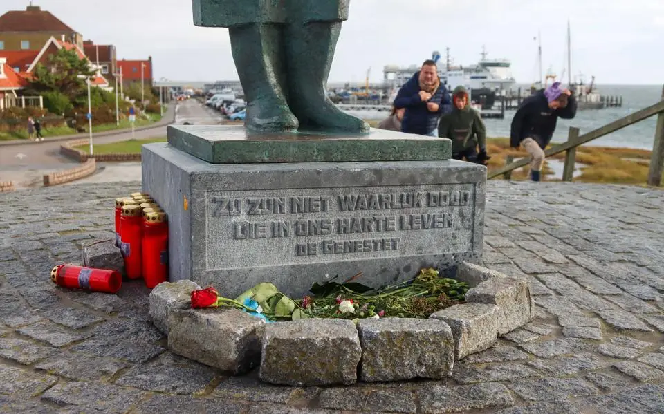 Gosé (47) ging niet mee op gezinsuitje, maar bleef zijn bouwbaas trouw. De watertaxi naar Terschelling werd hem fataal
