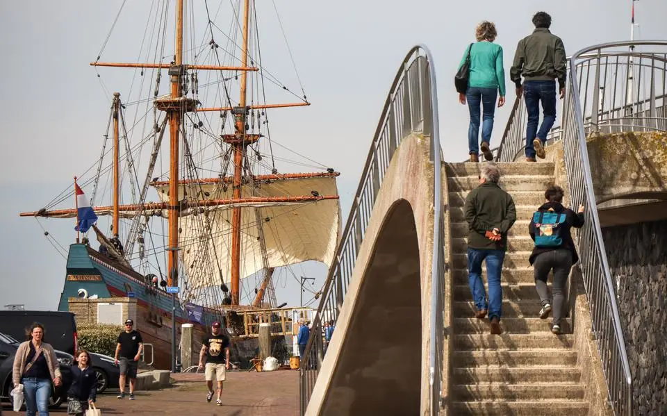 Hogere tarieven en wonen op het water. Zo wil Harlingen de historische vloot behouden