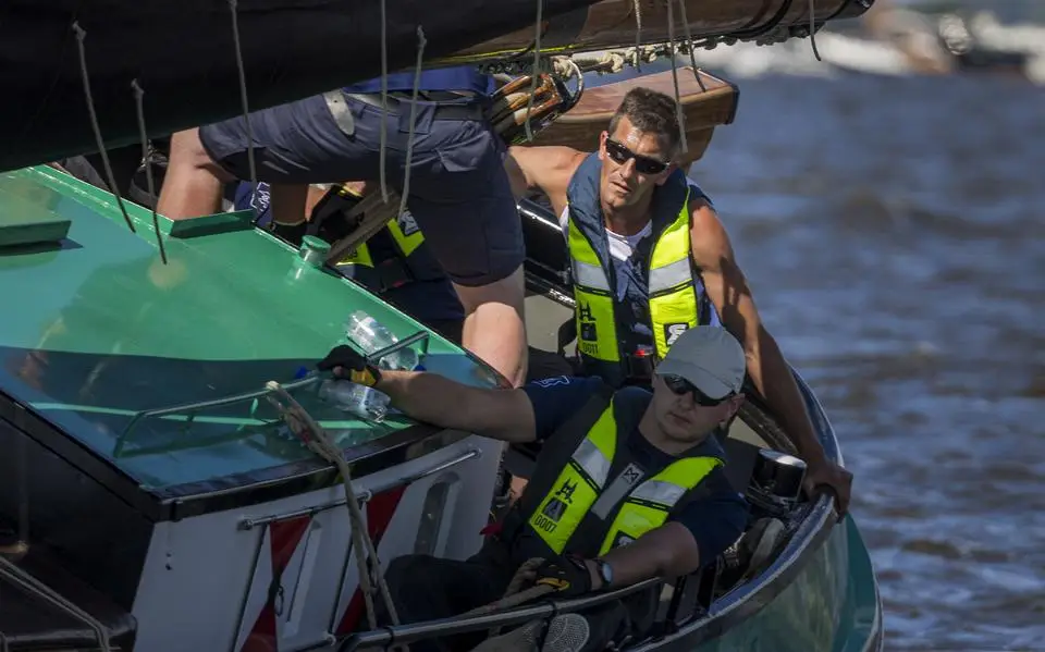 Schipper Jappie Visser van Sneek naar ziekenhuis na aanvaring op Snitser Mar. ‘Zag er niet goed uit’