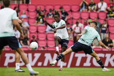LIVE | PSV heeft het initiatief in oefenwedstrijd tegen Athletic Club