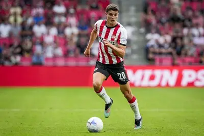 Ook voor Guus Til is het nog spannend wat de leiding van PSV voor- en achterin gaat doen
