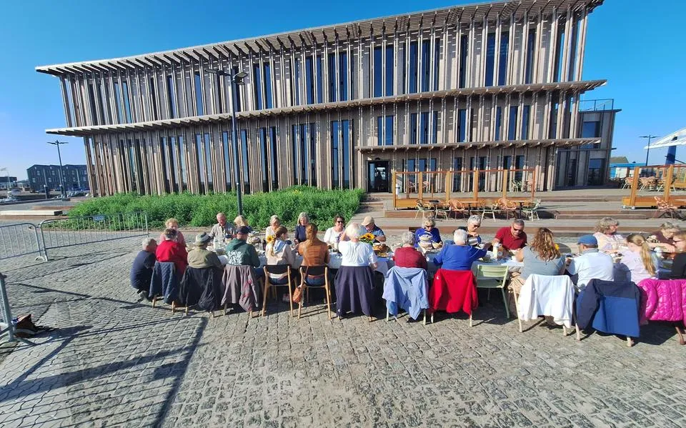Tineke en Tjitske Prins eten mee met verjaardagsontbijt voor Waddenzee als Unesco Werelderfgoed: ‘Het is hier gewoon prachtig’
