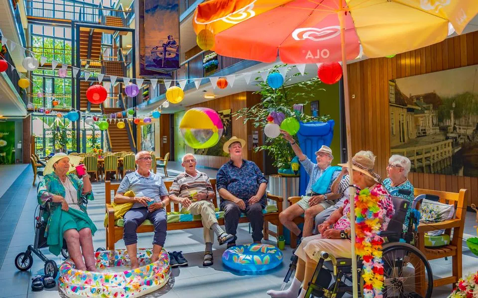 IJs en voetenbadjes: ouderen zijn kwetsbaar met hitte, zo houden Friese instellingen hen koel