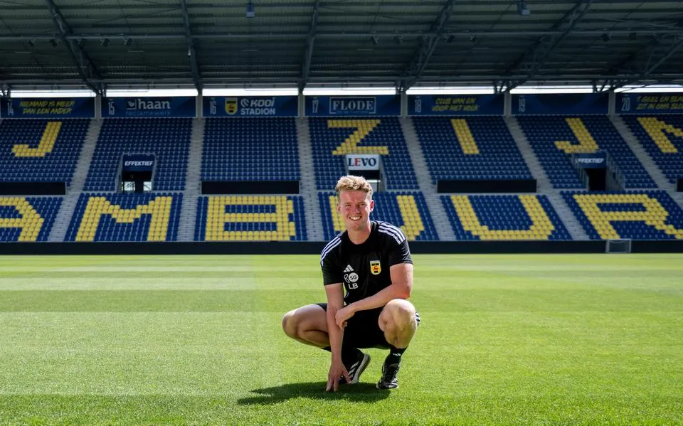 Hoe Luuk (28) van de grasmat van SC Cambuur een biljartlaken maakt: ‘Ik zie het veld als mijn kindje’ 