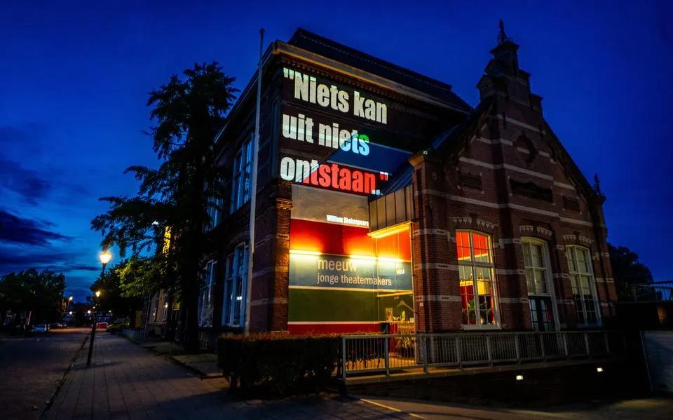 Theaterschool uit Leeuwarden protesteert met lichtboodschap tegen provincie: ‘Niets kan uit niets ontstaan’