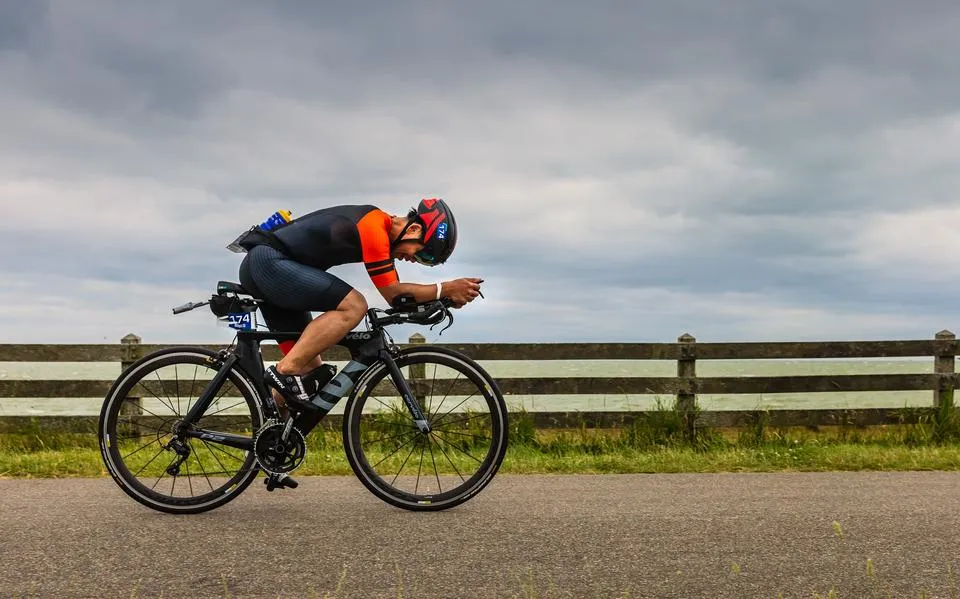 Een triatlon lopen op blote voeten. Bries van der Werff trekt in de Frysman zijn eigen plan