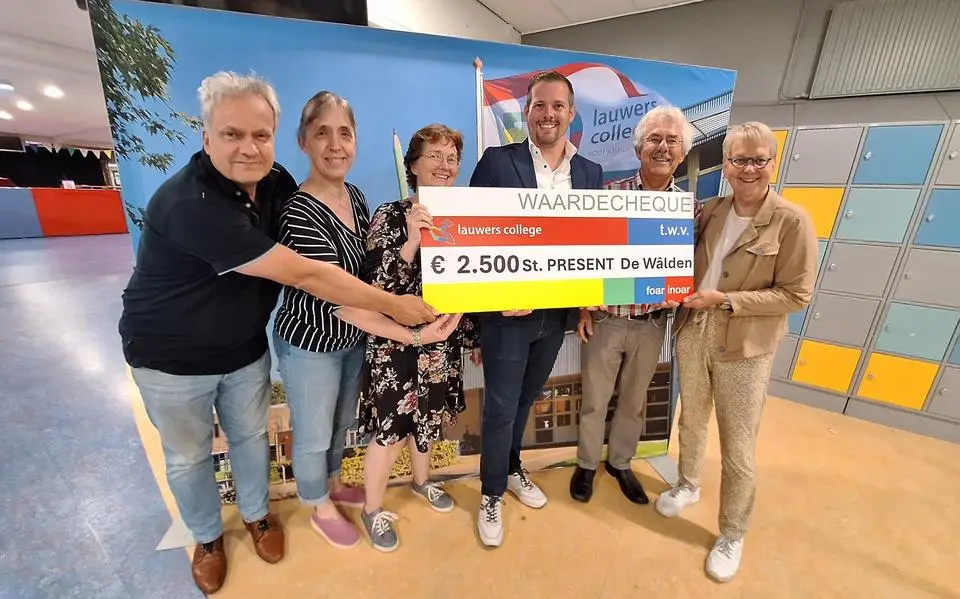 Fancy Fair Lauwers College brengt 2500 euro op voor Stichting Present De Wâlden