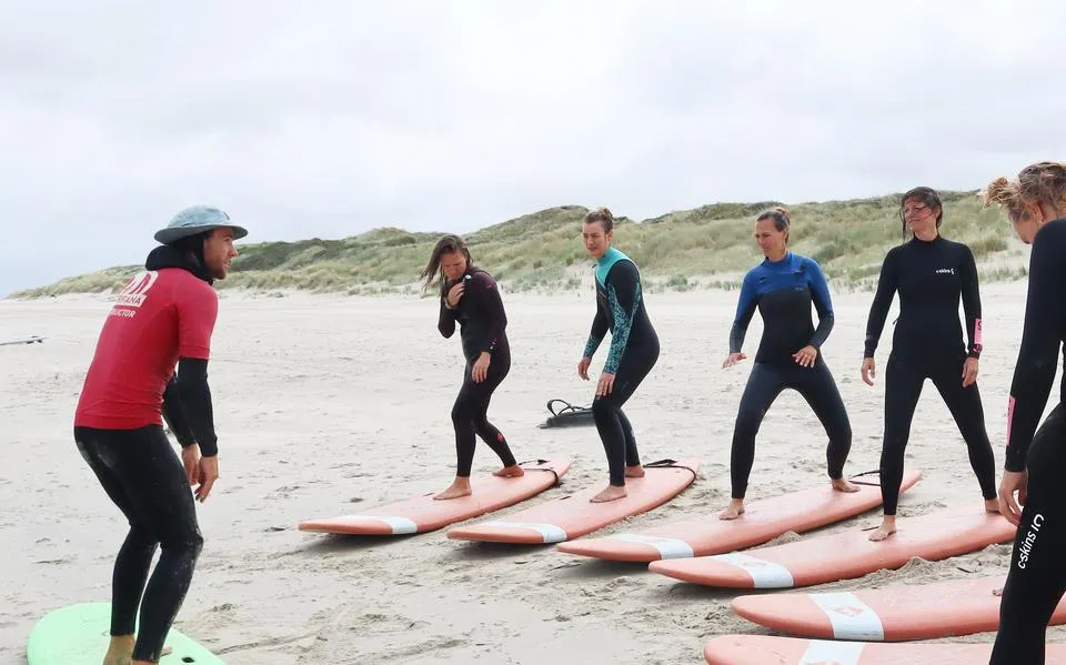 Jan (24) leert anderen surfen op Vlieland: ‘Het mooiste aan lesgeven is het enthousiasme dat je terugkrijgt’
