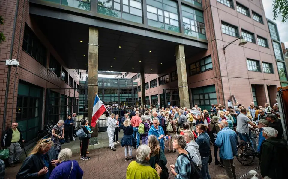 Friezen willen ‘deskundigen’ in rechtbank Leeuwarden wegens ‘prikschade’